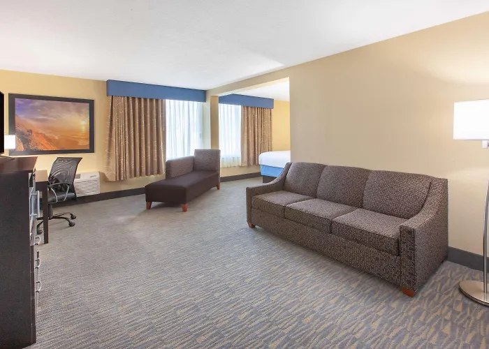 Days Inn & Suites By Wyndham Grand Rapids Near Downtown