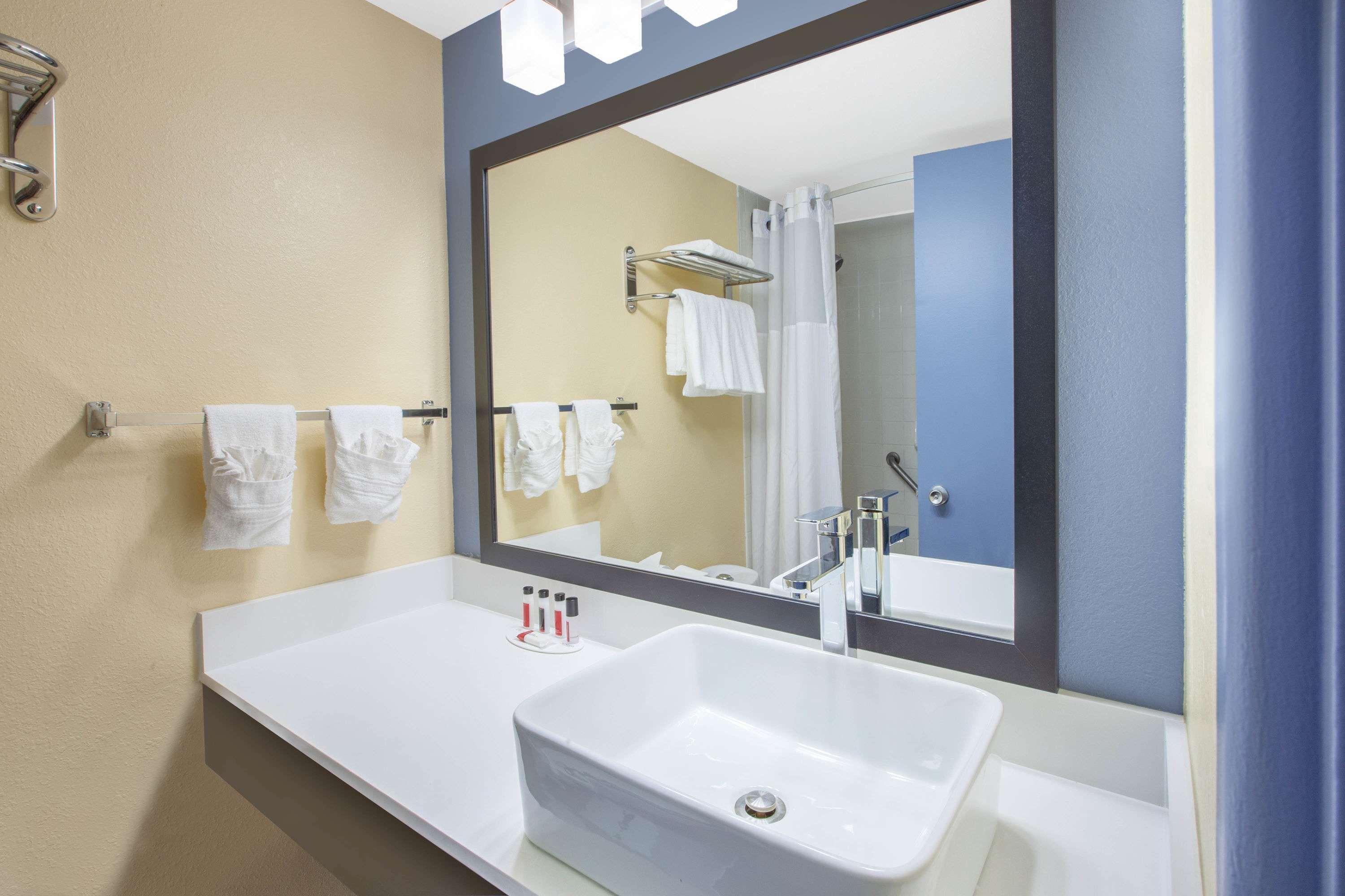Days & By Wyndham Grand Rapids Near Downtown 2*