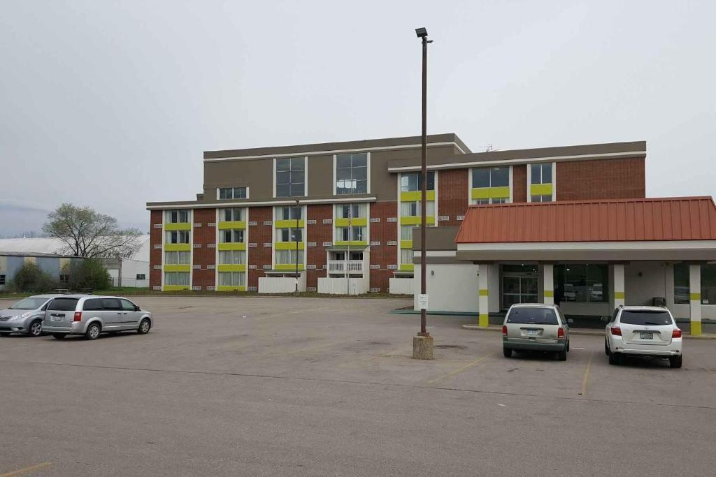 Hotel Days & By Wyndham Grand Rapids Near Downtown