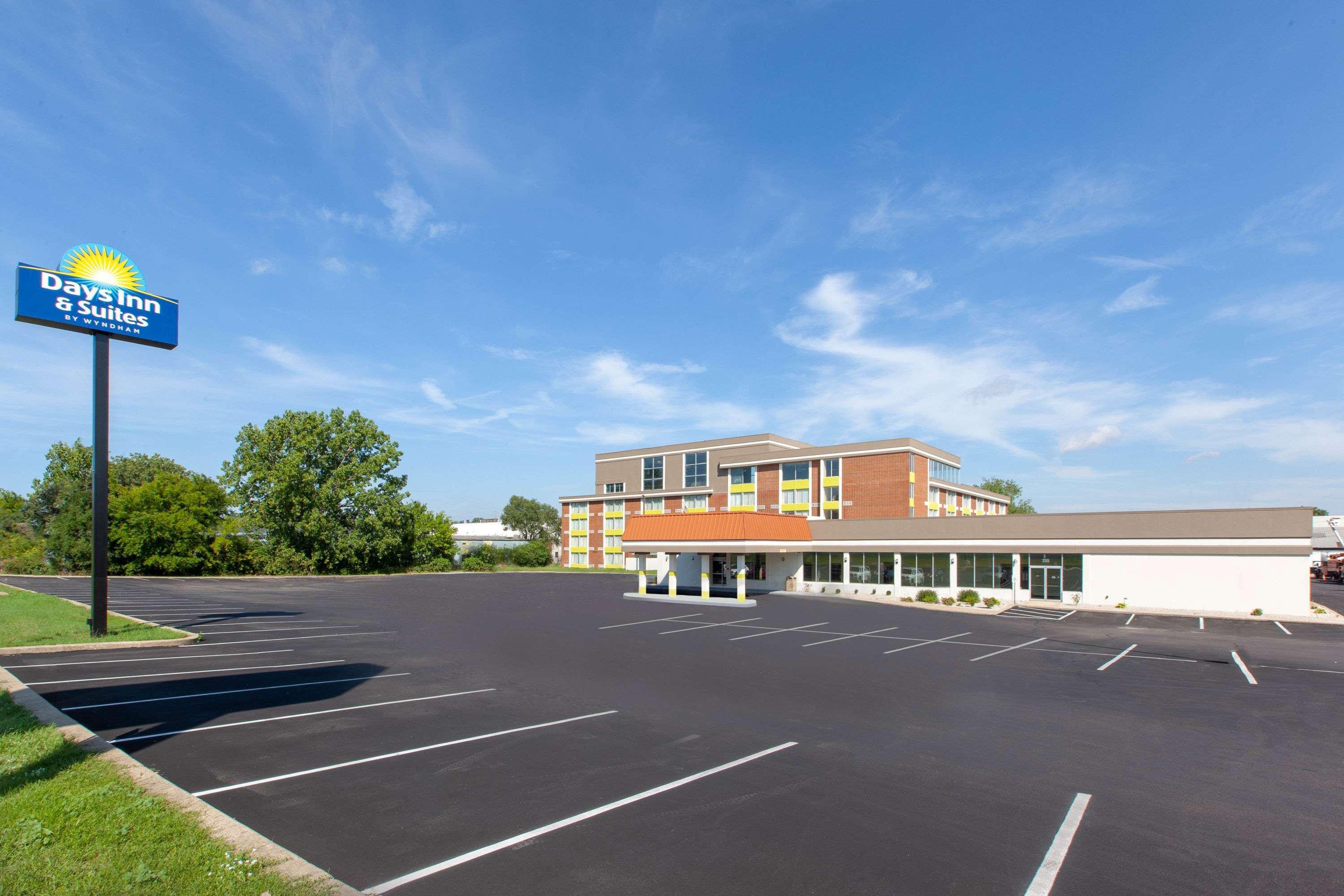 Hotel Days & By Wyndham Grand Rapids Near Downtown 2*