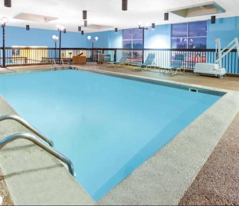 Hotel Days & By Wyndham Grand Rapids Near Downtown 2*